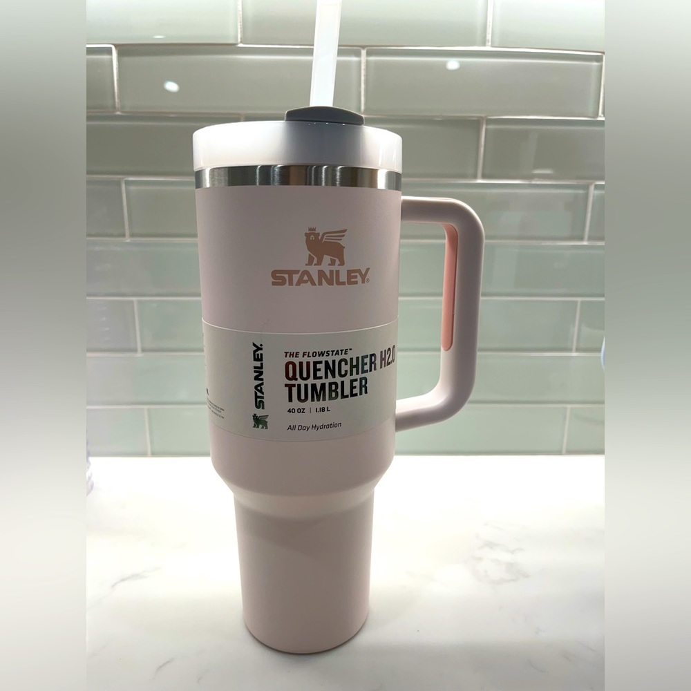 BRAND NEW
40 oz Stanley adventure quencher tumbler
Color: Rose Quartz